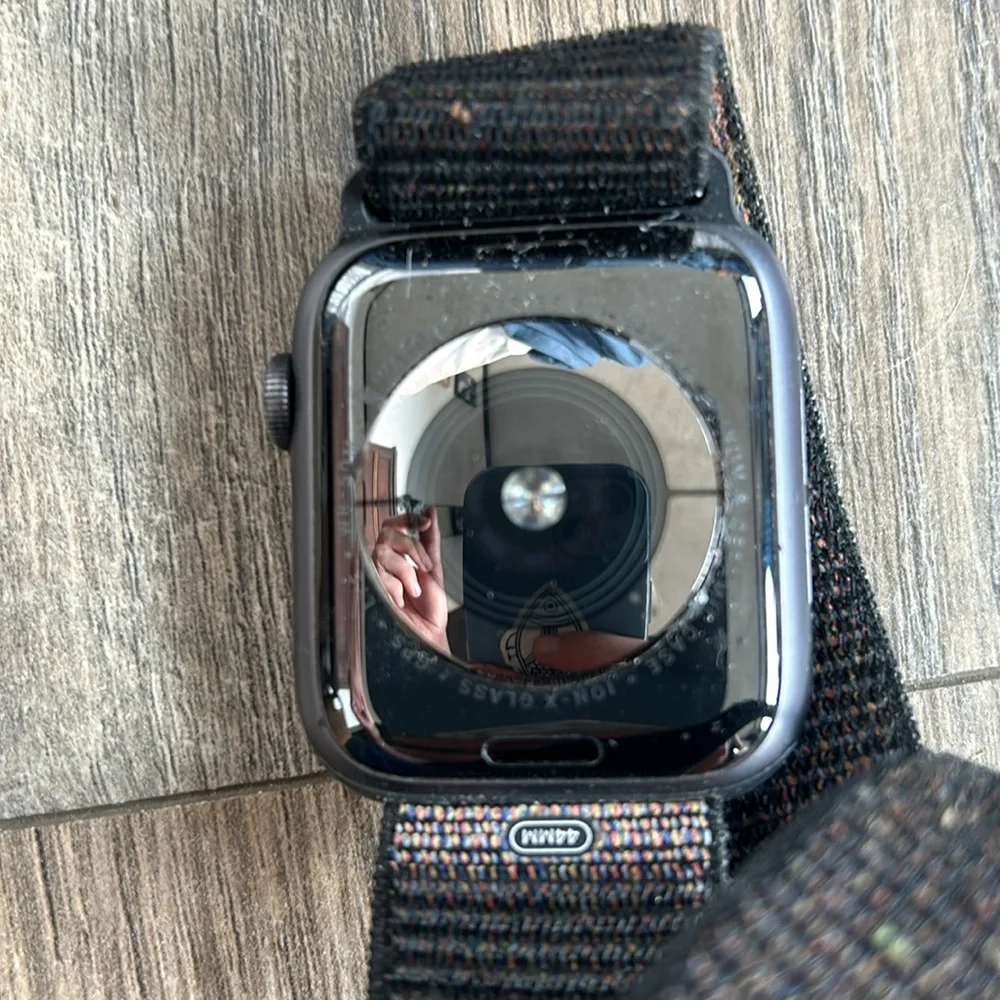 Apple 4 44mm watch